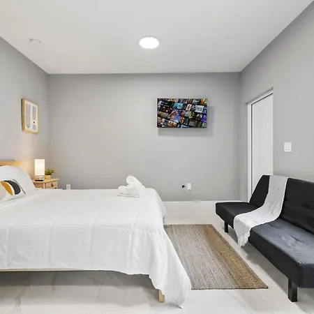 Beautifully Designed Studio In Miami Apartment